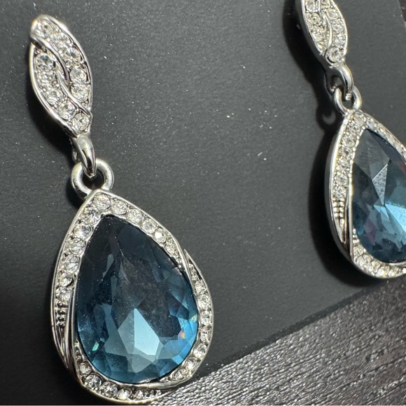 Givenchy
Blue Stone Crystal Drop Earrings - Picture 2 of 3